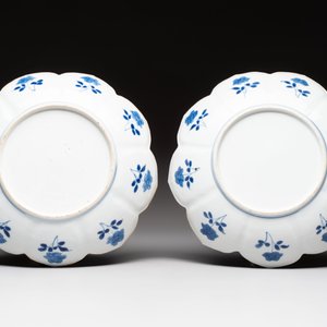A pair of Chinese blue and white lotus-form 'grasshopper' plates, Kangxi — photo 2