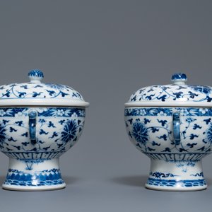 A pair of Chinese blue and white 'lotus scroll' bowls and covers, 19th C. — 照片 3