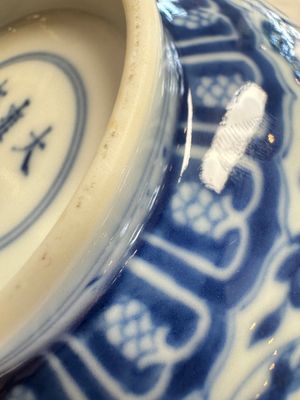 A pair of Chinese blue and white 'lotus scroll' bowls, Yongzheng mark and of the period — foto 12
