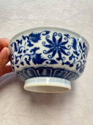 A pair of Chinese blue and white 'lotus scroll' bowls, Yongzheng mark and of the period — foto 14