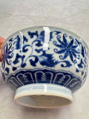 A pair of Chinese blue and white 'lotus scroll' bowls, Yongzheng mark and of the period — foto 15