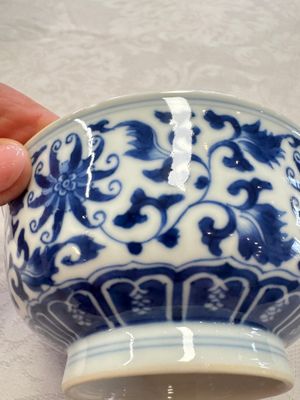 A pair of Chinese blue and white 'lotus scroll' bowls, Yongzheng mark and of the period — foto 16