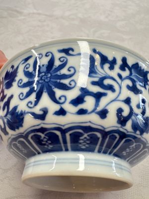 A pair of Chinese blue and white 'lotus scroll' bowls, Yongzheng mark and of the period — foto 17