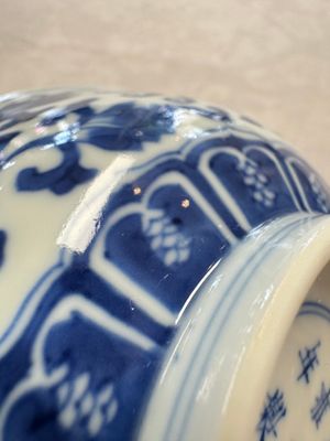 A pair of Chinese blue and white 'lotus scroll' bowls, Yongzheng mark and of the period — foto 18