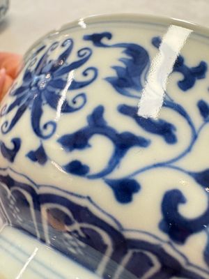 A pair of Chinese blue and white 'lotus scroll' bowls, Yongzheng mark and of the period — foto 19