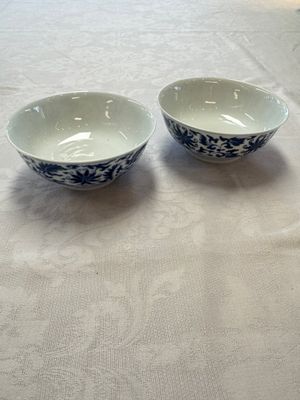 A pair of Chinese blue and white 'lotus scroll' bowls, Yongzheng mark and of the period — foto 1