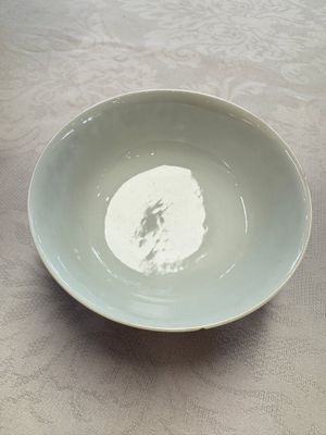 A pair of Chinese blue and white 'lotus scroll' bowls, Yongzheng mark and of the period — foto 20
