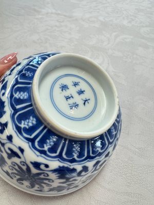 A pair of Chinese blue and white 'lotus scroll' bowls, Yongzheng mark and of the period — foto 25