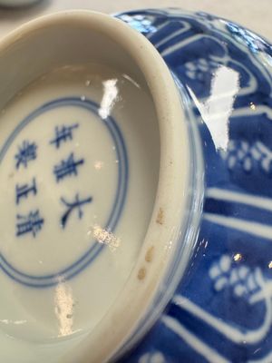 A pair of Chinese blue and white 'lotus scroll' bowls, Yongzheng mark and of the period — foto 28