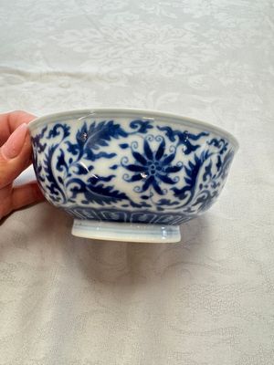 A pair of Chinese blue and white 'lotus scroll' bowls, Yongzheng mark and of the period — foto 2