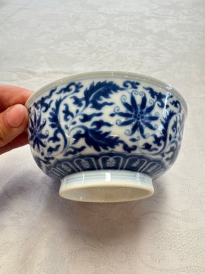 A pair of Chinese blue and white 'lotus scroll' bowls, Yongzheng mark and of the period — foto 3
