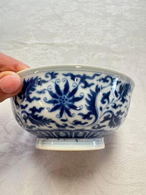 A pair of Chinese blue and white 'lotus scroll' bowls, Yongzheng mark and of the period — foto 4