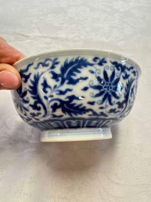 A pair of Chinese blue and white 'lotus scroll' bowls, Yongzheng mark and of the period — foto 5