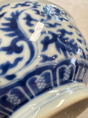 A pair of Chinese blue and white 'lotus scroll' bowls, Yongzheng mark and of the period — foto 6
