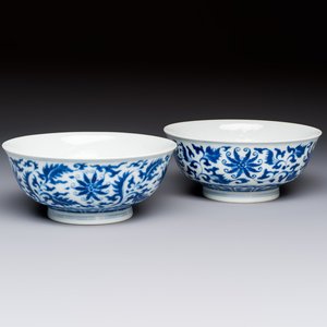 A pair of Chinese blue and white 'lotus scroll' bowls, Yongzheng mark and of the period — foto 1