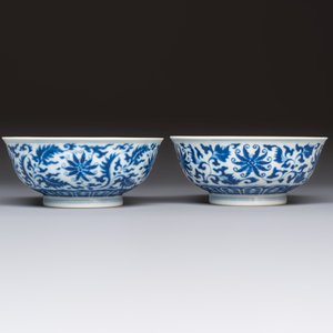 A pair of Chinese blue and white 'lotus scroll' bowls, Yongzheng mark and of the period — foto 2