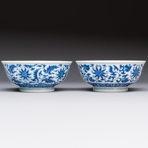 A pair of Chinese blue and white 'lotus scroll' bowls, Yongzheng mark and of the period — foto 3