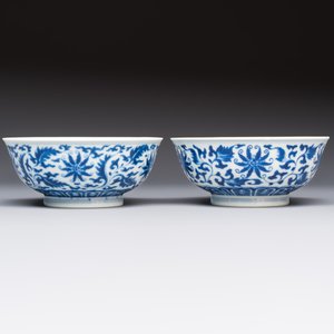A pair of Chinese blue and white 'lotus scroll' bowls, Yongzheng mark and of the period — foto 4