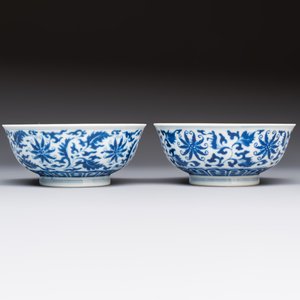 A pair of Chinese blue and white 'lotus scroll' bowls, Yongzheng mark and of the period — foto 5