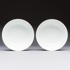 A pair of Chinese blue and white 'lotus scroll' bowls, Yongzheng mark and of the period — foto 6