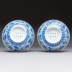 A pair of Chinese blue and white 'lotus scroll' bowls, Yongzheng mark and of the period — foto 7