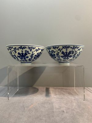 A pair of Chinese blue and white 'lotus scroll' bowls, Yongzheng mark and possibly of the period — photo 1