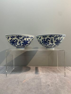 A pair of Chinese blue and white 'lotus scroll' bowls, Yongzheng mark and possibly of the period — photo 2