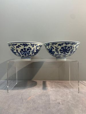 A pair of Chinese blue and white 'lotus scroll' bowls, Yongzheng mark and possibly of the period — photo 3