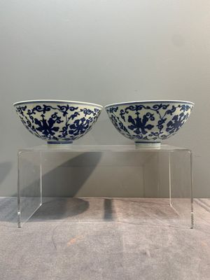 A pair of Chinese blue and white 'lotus scroll' bowls, Yongzheng mark and possibly of the period — photo 4