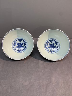 A pair of Chinese blue and white 'lotus scroll' bowls, Yongzheng mark and possibly of the period — photo 5