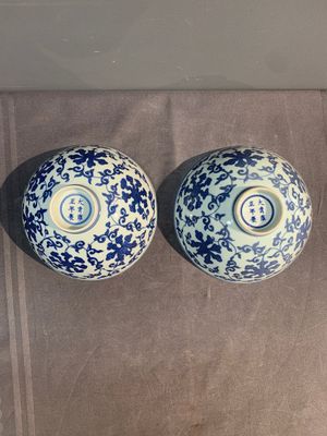 A pair of Chinese blue and white 'lotus scroll' bowls, Yongzheng mark and possibly of the period — photo 6