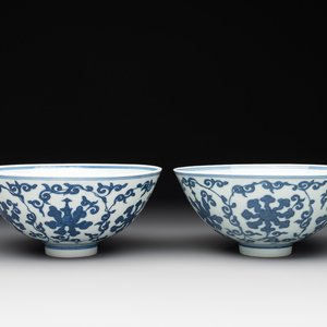 A pair of Chinese blue and white 'lotus scroll' bowls, Yongzheng mark and possibly of the period — photo 1