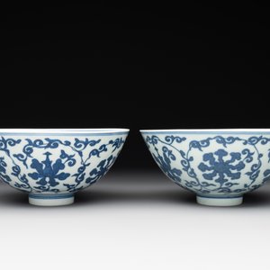 A pair of Chinese blue and white 'lotus scroll' bowls, Yongzheng mark and possibly of the period — photo 2