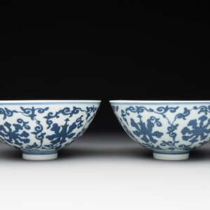 A pair of Chinese blue and white 'lotus scroll' bowls, Yongzheng mark and possibly of the period — photo 3