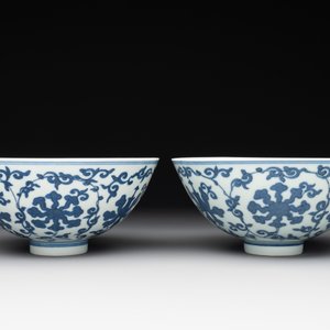 A pair of Chinese blue and white 'lotus scroll' bowls, Yongzheng mark and possibly of the period — photo 4