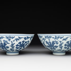 A pair of Chinese blue and white 'lotus scroll' bowls, Yongzheng mark and possibly of the period — photo 5