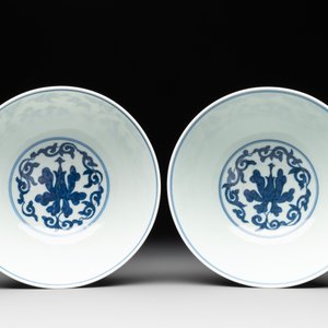 A pair of Chinese blue and white 'lotus scroll' bowls, Yongzheng mark and possibly of the period — photo 6