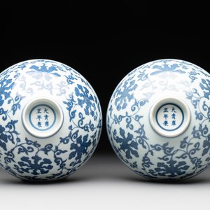 A pair of Chinese blue and white 'lotus scroll' bowls, Yongzheng mark and possibly of the period — photo 7