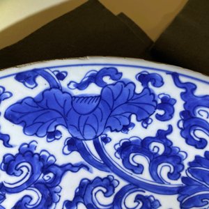 A pair of Chinese blue and white 'lotus scroll' chargers, Kangxi — 照片 12