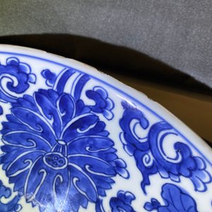 A pair of Chinese blue and white 'lotus scroll' chargers, Kangxi — 照片 14