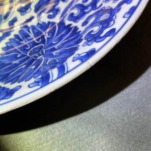 A pair of Chinese blue and white 'lotus scroll' chargers, Kangxi — 照片 15