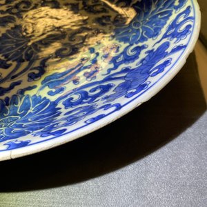 A pair of Chinese blue and white 'lotus scroll' chargers, Kangxi — 照片 16