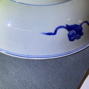 A pair of Chinese blue and white 'lotus scroll' chargers, Kangxi — 照片 17