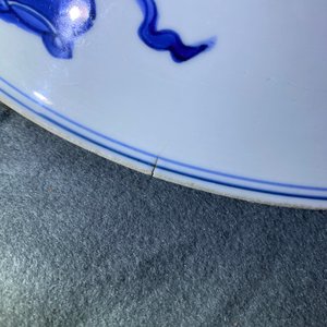 A pair of Chinese blue and white 'lotus scroll' chargers, Kangxi — 照片 18