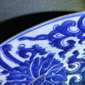 A pair of Chinese blue and white 'lotus scroll' chargers, Kangxi — 照片 19
