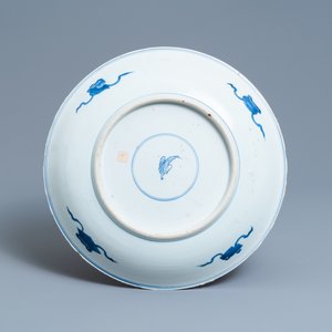 A pair of Chinese blue and white 'lotus scroll' chargers, Kangxi — 照片 5