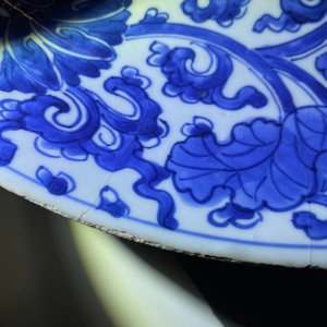 A pair of Chinese blue and white 'lotus scroll' chargers, Kangxi — 照片 8