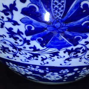 A pair of Chinese blue and white lotus scroll fishbowls, 19th C. — photo 11
