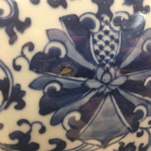 A pair of Chinese blue and white lotus scroll fishbowls, 19th C. — photo 21