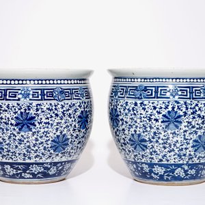 A pair of Chinese blue and white lotus scroll fishbowls, 19th C. — photo 3